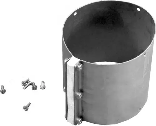 Schelle aus Metall mit einer geöffneten Seite und mehreren Schrauben. Die Schelle ist für die Befestigung von Luftrohren konzipiert. Marke Wolf ist möglicherweise relevant.